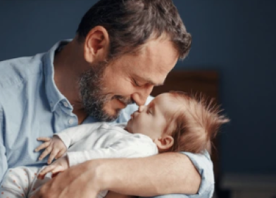 Simboli padre-figlio: riti, gesti e gioielli che raccontano la paternità